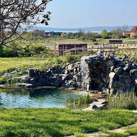 לינה וארוחת בוקר Tenger-szem Panzio Es Lovasudvar 4*